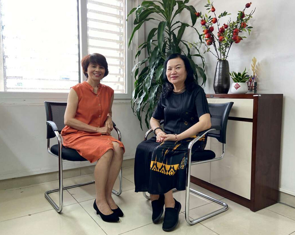 BSCKII Da liễu Trần Thị Thanh Nho - Nguyên Bác sĩ Bệnh viện Hữu Nghị (phải) chụp cùng GĐ Marketing công ty (trái) trước khi chương trình bắt đầu